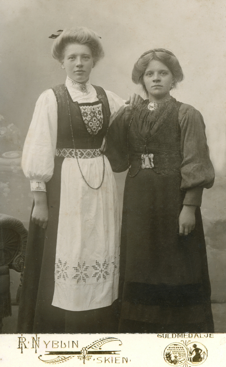 Systrene som begge heitte Gunhild A. Heldal. Til venstre Tulla og til høgre Tytta.
