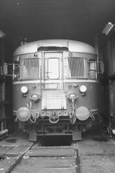 Dieselmotorvogn Bmdo 86 54 i lokomotivstallen i Arendal