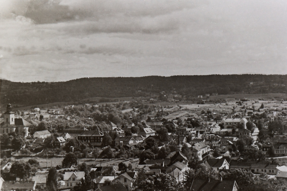 Utsyn over byen sett fra Håvet (tatt rett ut for Thorruud gård, på vestsiden av Håvet).