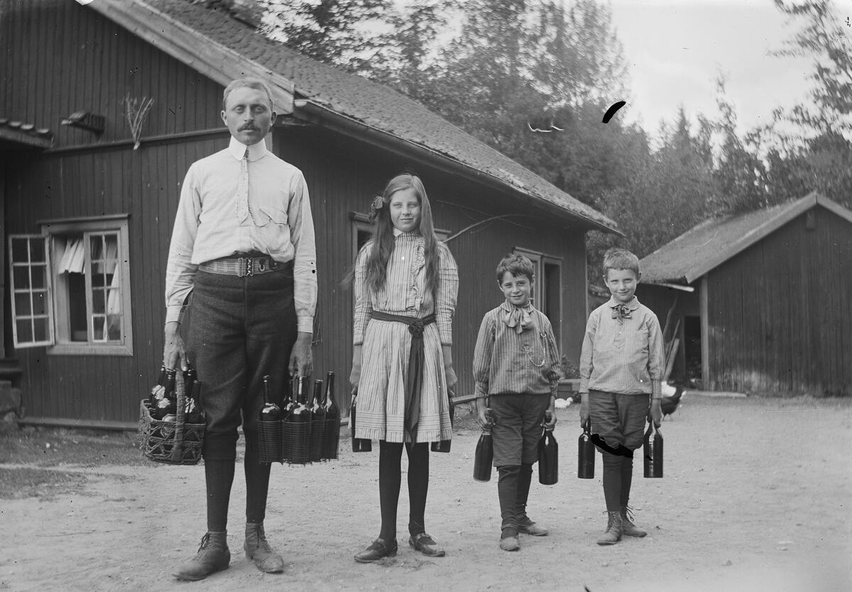 Fotograf Niels Juel med tre barn. Alle holder i brus.