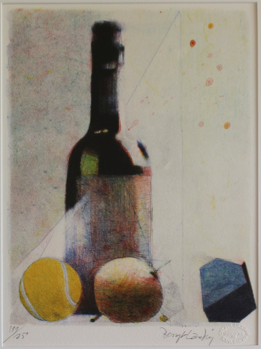 Stilleben med vinflaska, gul tennisboll, äpple och en månghörning.