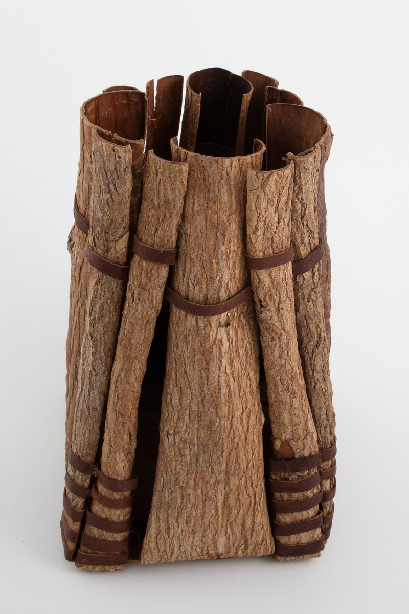 Konisk kurv/krukke laget av bark fra alm. Barkelementene er flettet sammen med skinnremser.