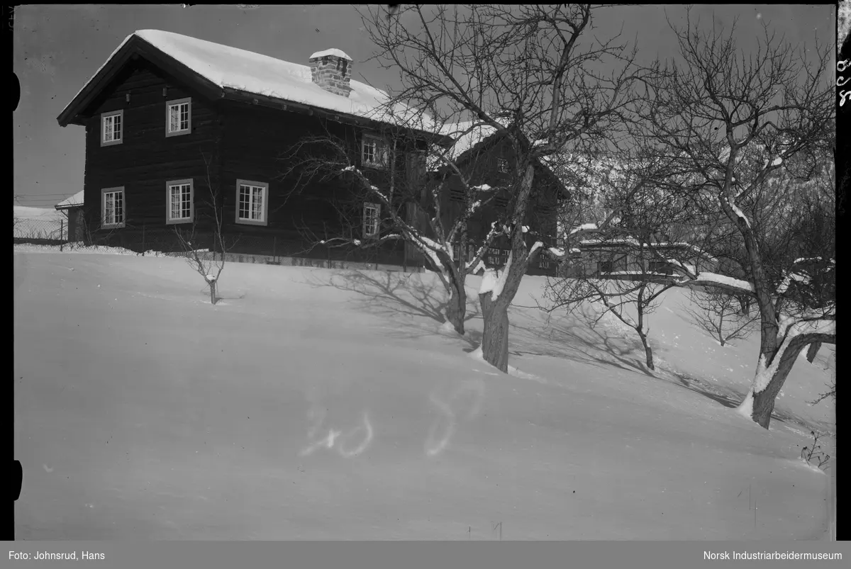 Bolighus på Ramberg gård i vinterlandskap.