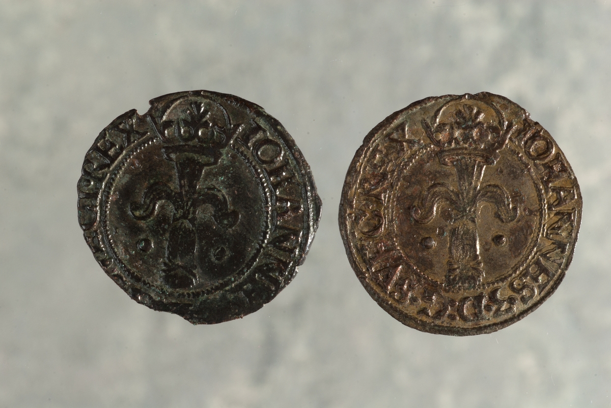 Mynt av silver. Fyrk. Johan III (1568-1592). Präglat 1585 i Stockholm. Myntet till höger på bilden.