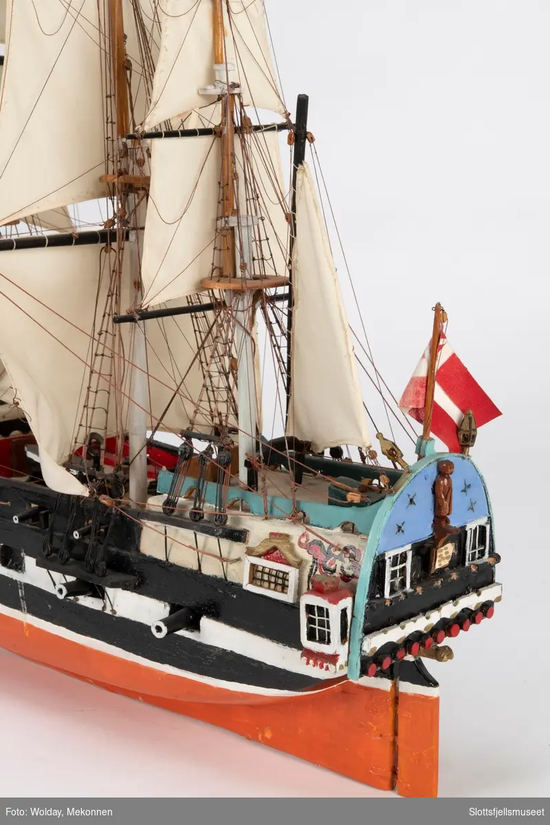 Skipsmodell med dansk flagg.