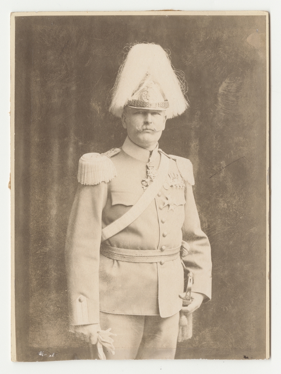 Porträtt av Knut Gillis Bildt, överste vid Livregementets dragonkår K 2.

Se även bild AMA.0000784, AMA.0006975 och AMA.0007000.