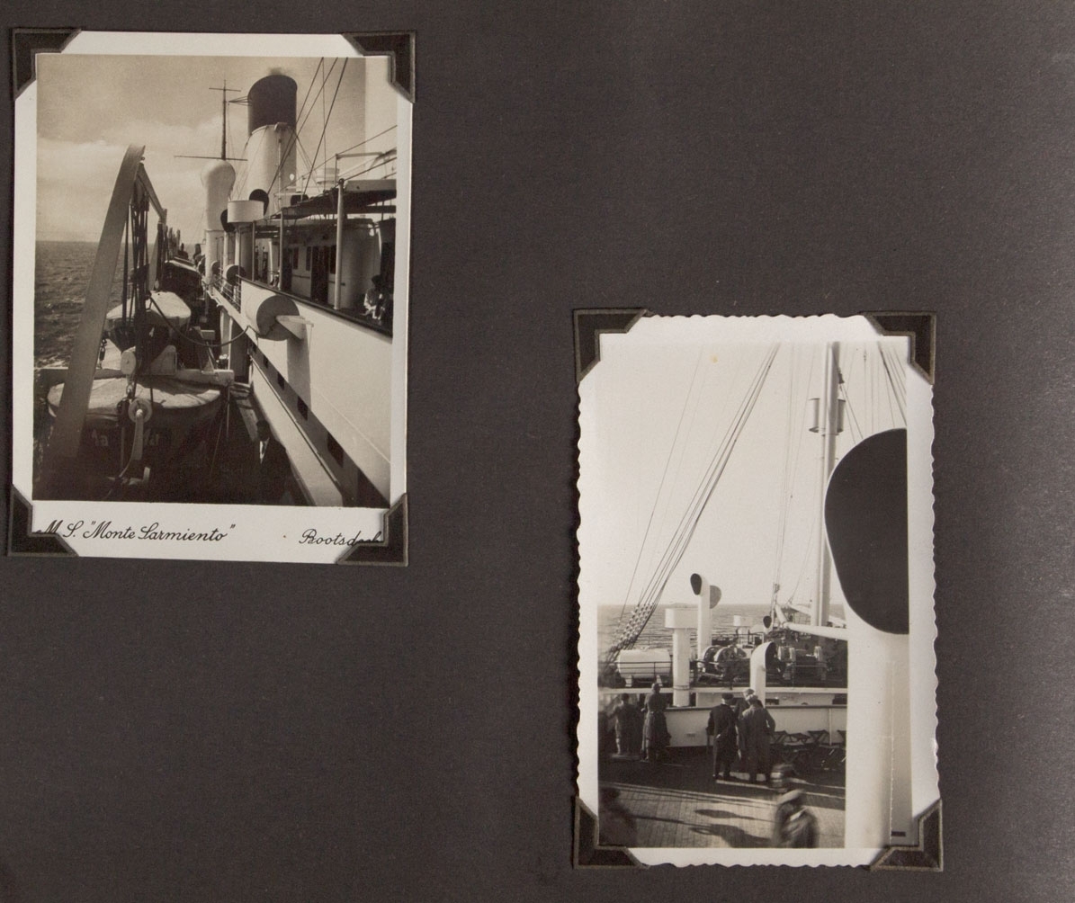 Albumside med to foto, tatt på dekk om bord på MONTE SARMIENTO.