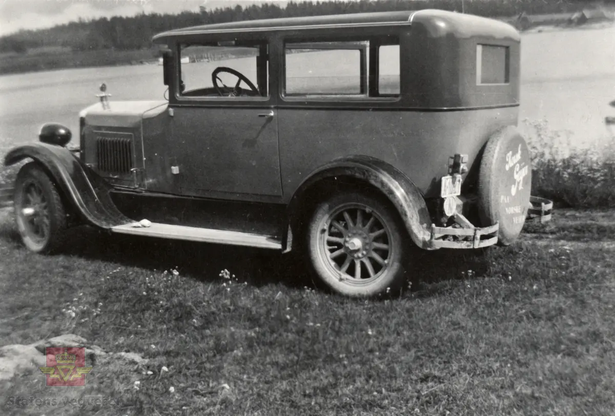 Bilde 1)  Familien Rensch på biltur med Ford T ca. 1924 modell. Eneste uvanlige er lyktene: Trommeformet, både hoved- og parklykt. 
Opplysninger til bilen er gitt av Ivar E. Stav.

Bilde 2) Norskprodusert bil,  Geijer 1930 modell (i følge merking bak på bildet) med registreringsnummer A-1027.  Reservehjulet på 1930-modellen er merket norsk Geijer. 
Eier av begge bilene var Heinrich Frierich Rensch, gjerde-vever fra Tyskland, og som kom til Norge og Geijer Gjerdefabrikk litt etter 1910. 
Heinrich Friedrich Rensch var født 1894 i Raguhn. Trådvever (Drahtweber) og innvandret til Norge 1909.