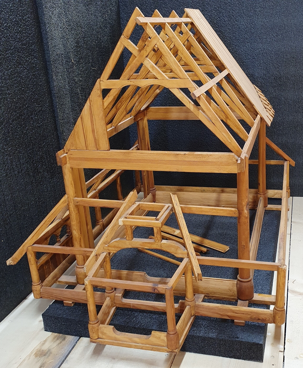 Modell av stavkyrkjekonstruksjon.