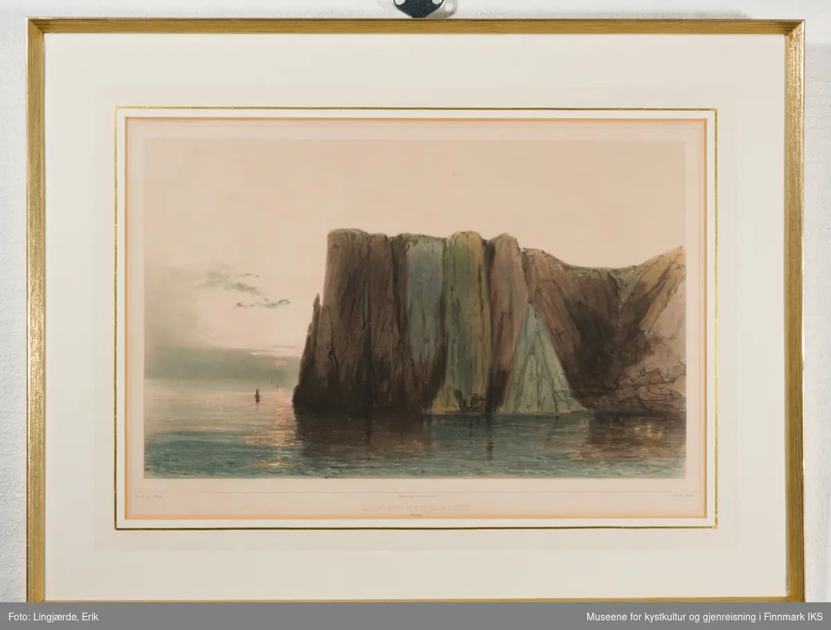 Nordkapp-fjellet sett fra sjøen. Til venstre en skip og to andre antydet som små punkter. (Fra den kgl. franske vitenskapelige Recherche-ekspedisjonen til Finnmark 1838.)