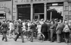 Kø utenfor Vinmonopolets utsalg på Stortorget. Juli 1946