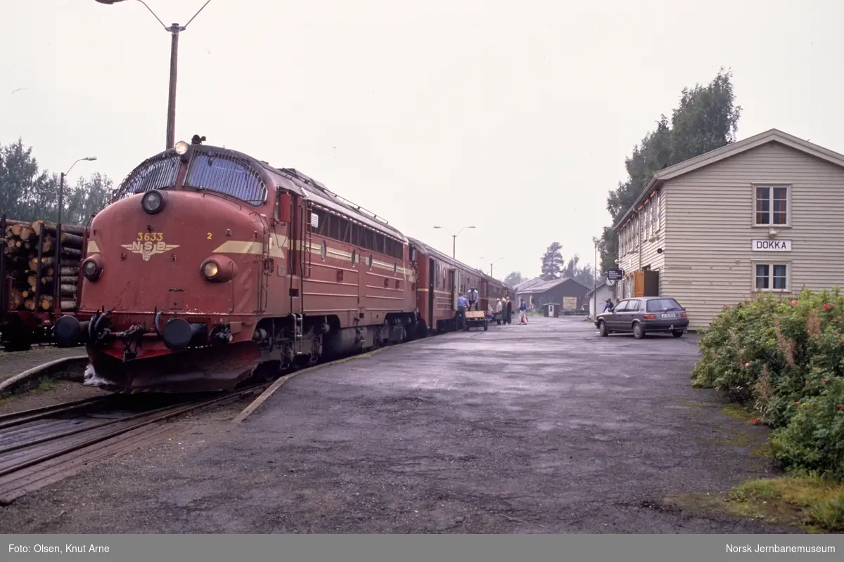 Diesellokomotiv Di 3 633 med persontog til Oslo S på Dokka stasjon