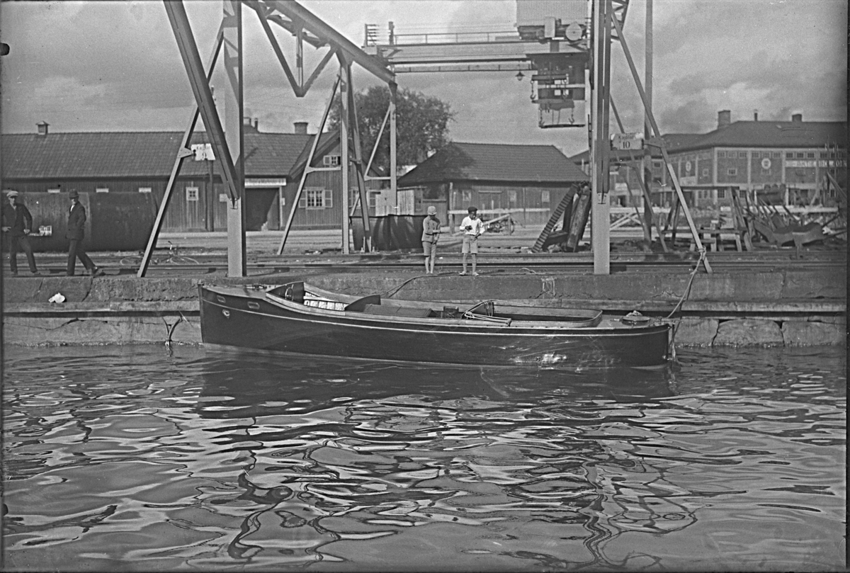 Motorbåt i gamla hamnen, Västerås.