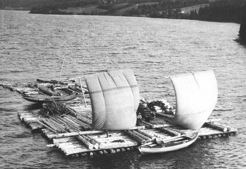 Foto av tømmer bundet sammen til flåter med seil.
