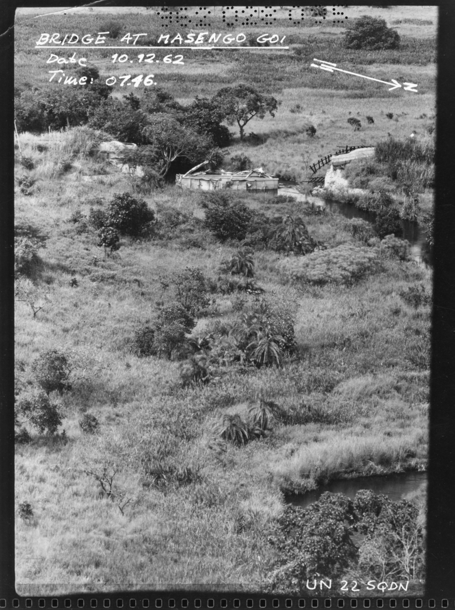 Flygspaningsbild av förstörd bro vid Masengo Goi efter anfall under Kongokrisen den 10 december 1962. Med påritad information. Foto taget av F 22.