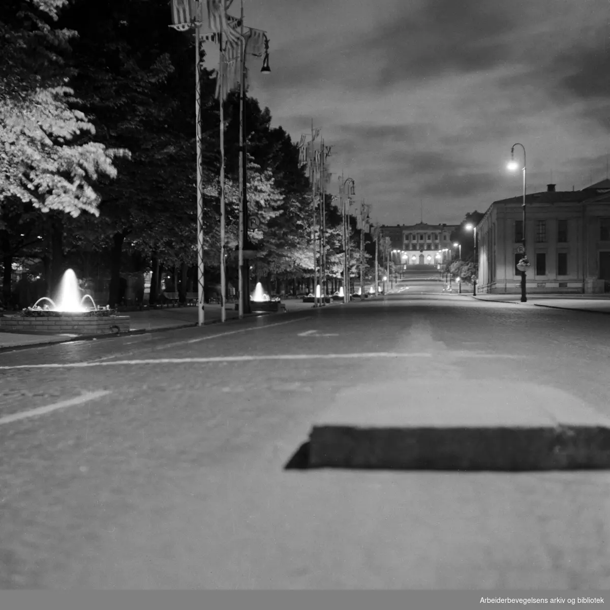 Nattbilder. Karl Johans gate. Juni 1950.