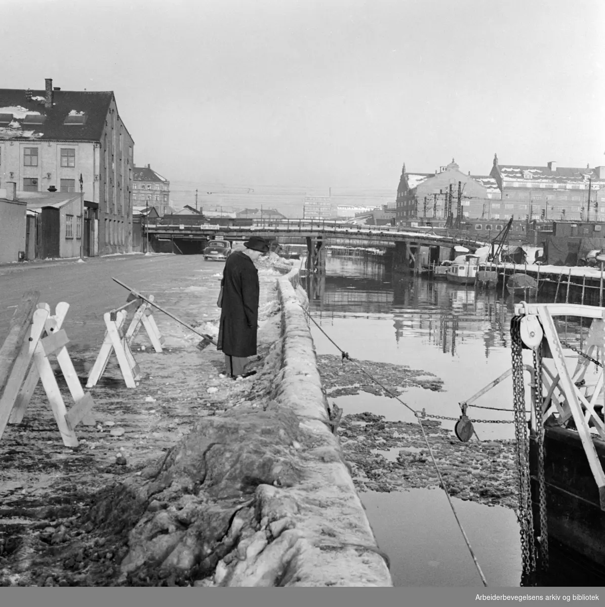 Nylandsveien. Veien begynte ved Rødfyllgata, gikk under jernbanebrua, krysset Havnegata og endte ved inngangen til Nylands Verksted. Januar 1958