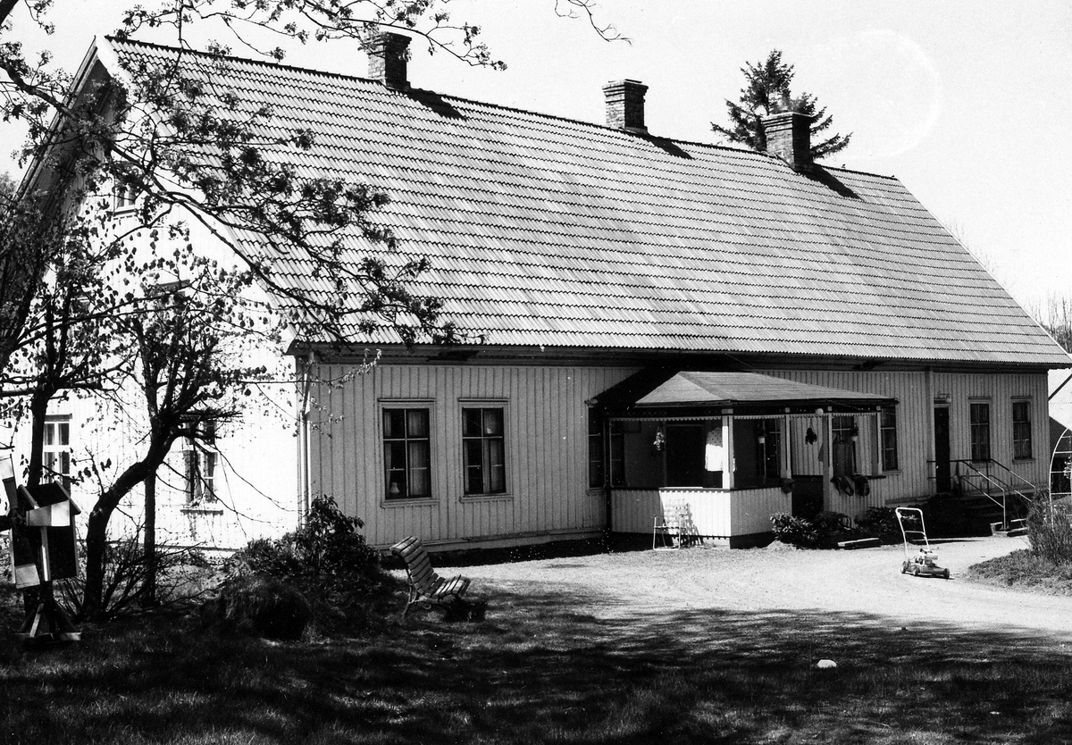 Okome sn. Bössgård. Jordbruksfastighet. Lilla Okome. Text till foto 3 Bostadshus med takfönsterdetalj.