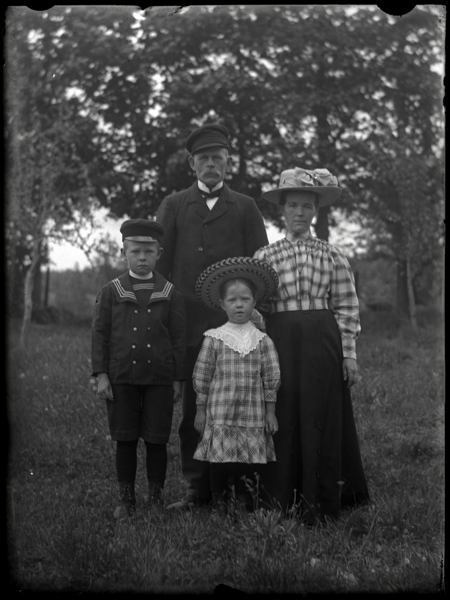 Selma och Oskar Andersson med barnen Gunhild och Axel