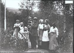 Familiebilde av familien Rydgren i hagen utenfor bestyrervil