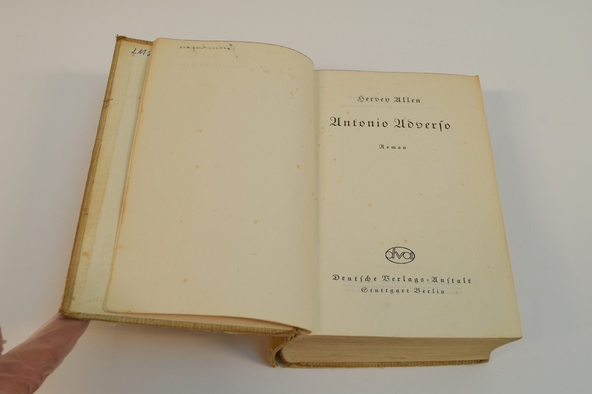 Romanen Antonio Adverso skrevet av Harvey Allen, 1168 sider. Tysk.