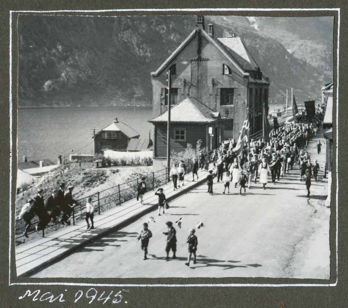 17. mai barnetog på "veien" i Tyssedal i 1945. 