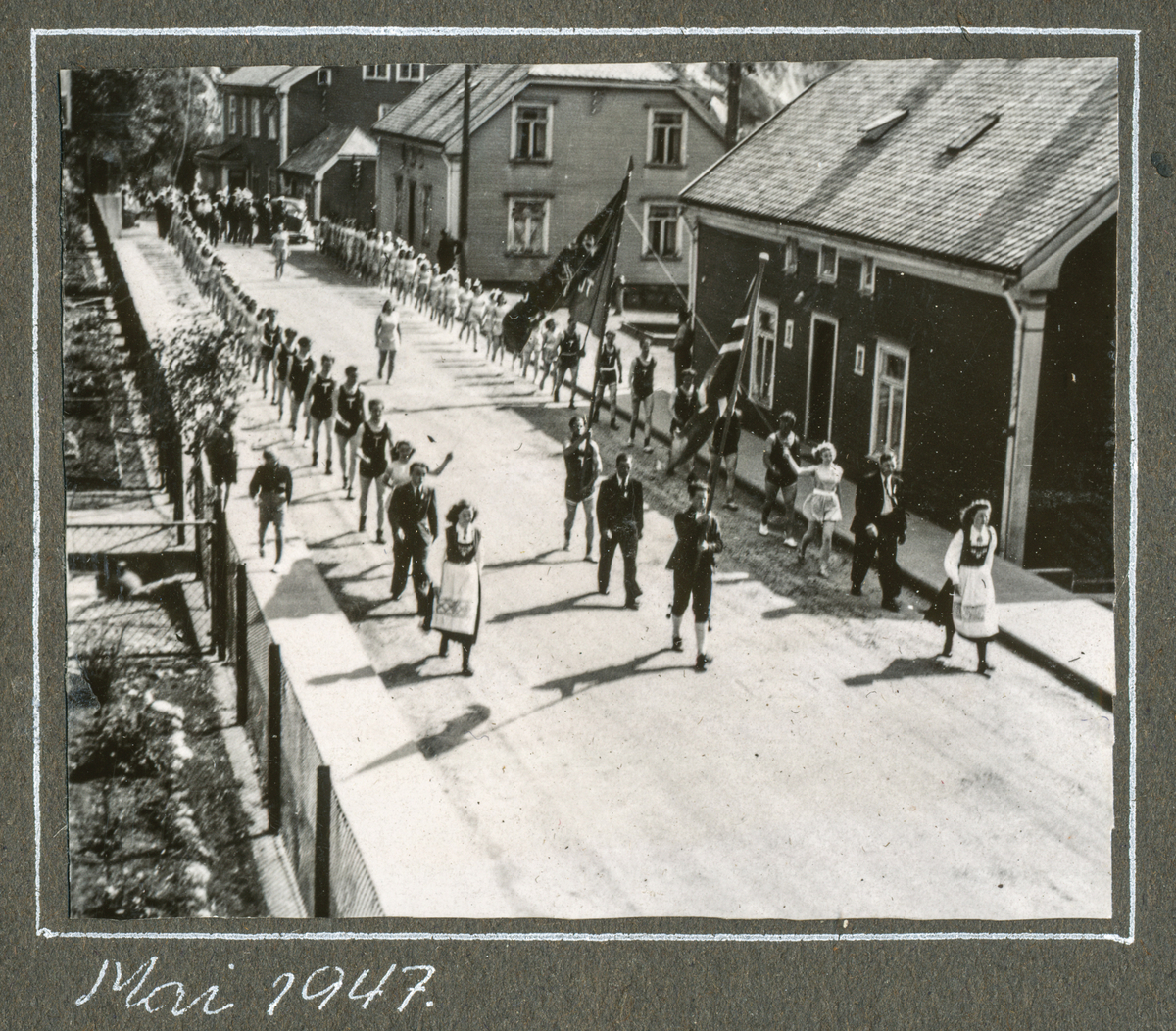 17. mai folketog på "veien" i Tyssedal i 1947. 