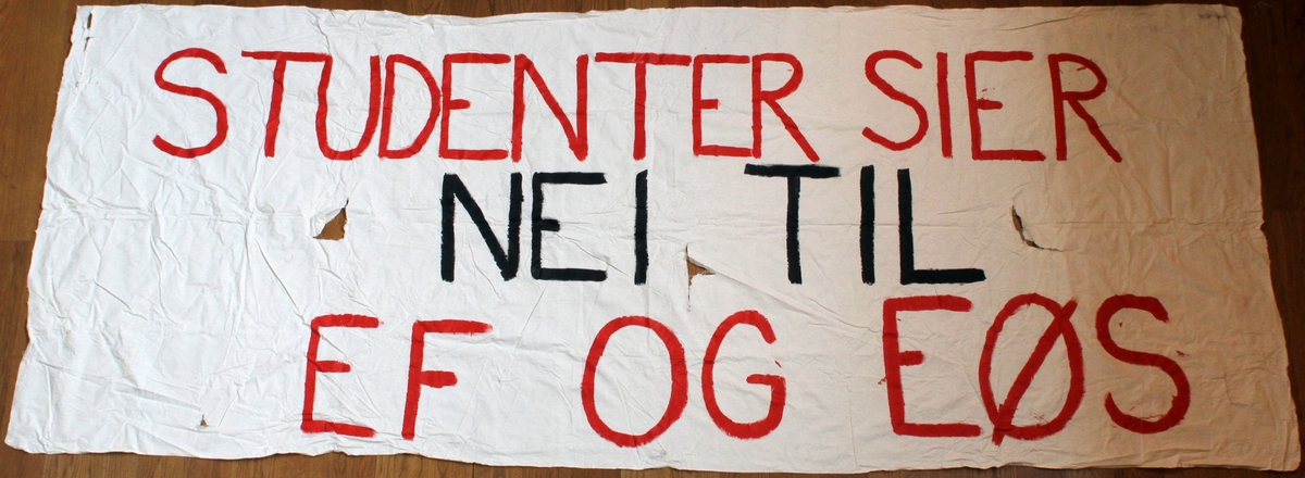 Banner frå arkivet til Norsk Målungdom. På banneret står teksten: "Studenter sier nei til EF og EØS". Det er truleg at banneret har vore i bruk under ein aksjon for Norsk Målungdom.