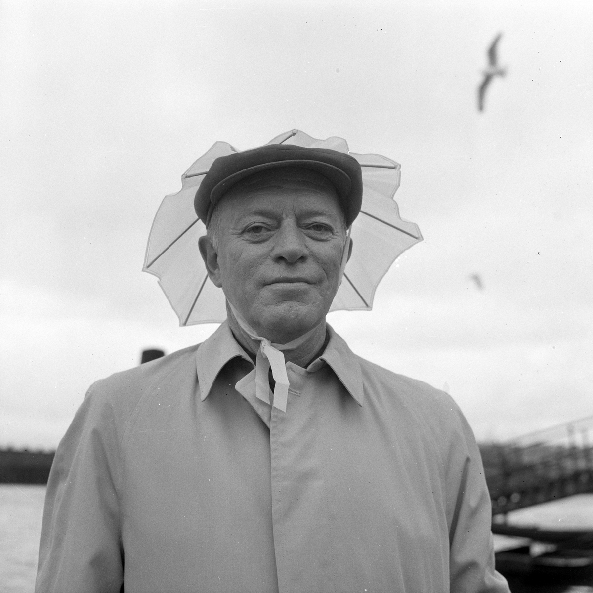 Turister på Stella Polaris, Mr. Lawrence B. Howell med egenprodusert regnhatt
