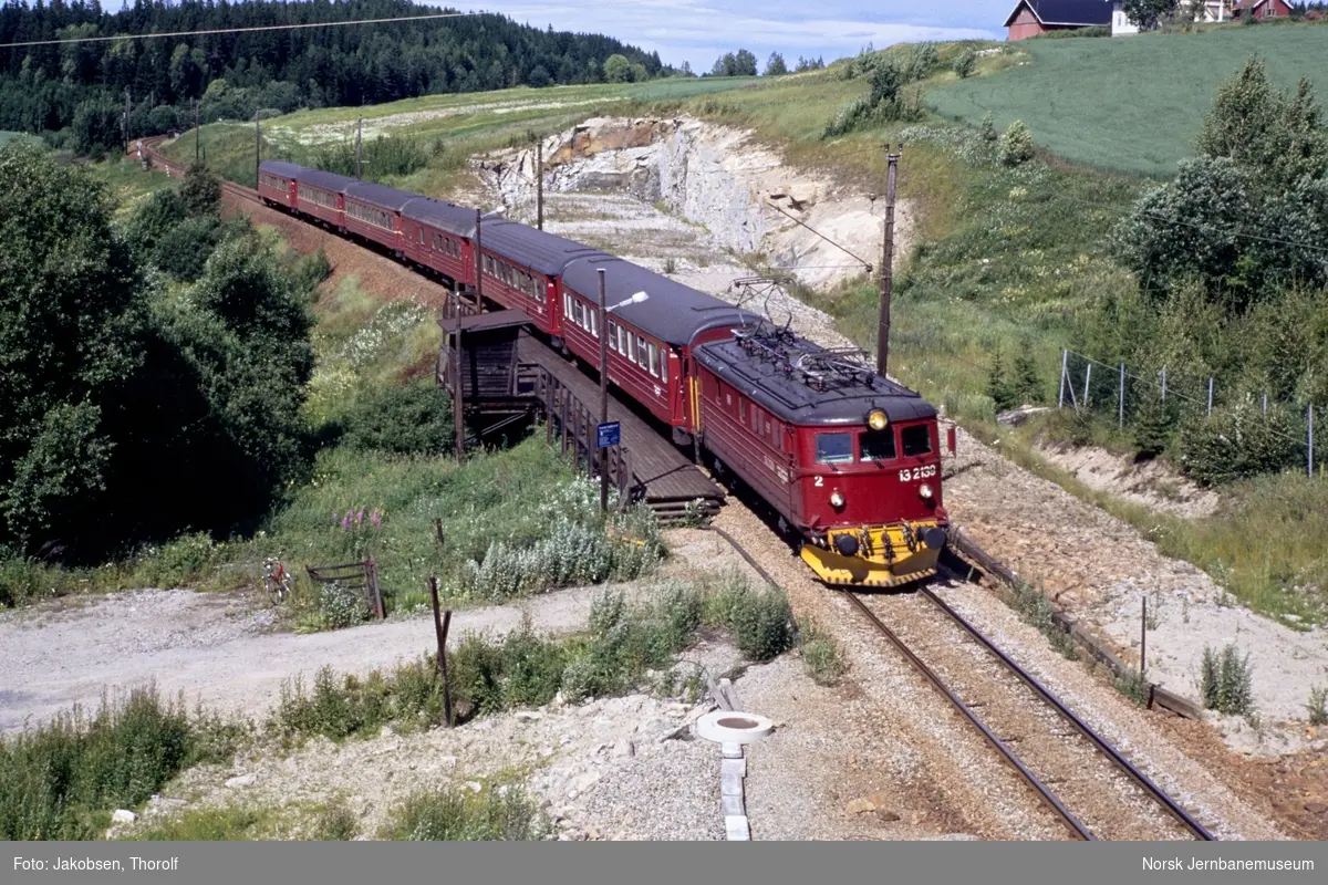 Elektrisk lokomotiv El 13 2139 med hurtigtog fra Oslo S til Halden, tog 147, passerer Tveter holdeplass på Østfoldbanen