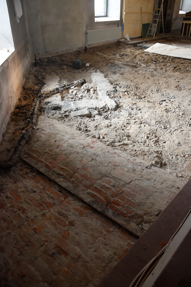 Arkeologisk dokumentation, Grangärde kyrka 
Tegelbjälklag och slaggkonstruktion från NO. 
L1998:6283