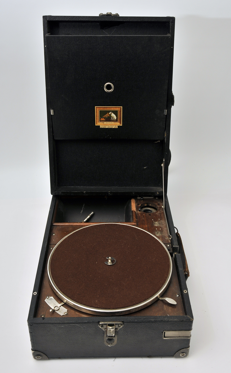 Grammofon i kasse med hengslet lokk og med boks som inneholder ekstra nål