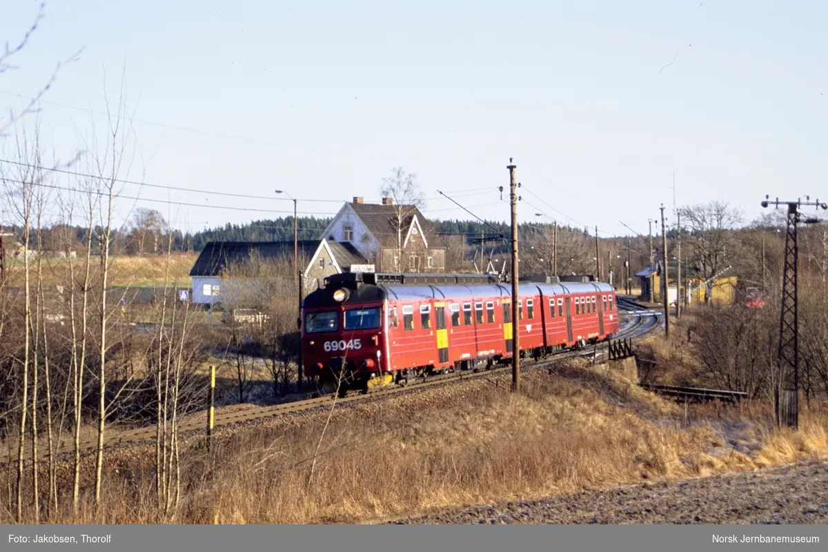 Lokaltog til Moss, tog 111, med elektrisk motorvognsett type 69 kjører ut fra Holstad stasjon på Østfoldbanen