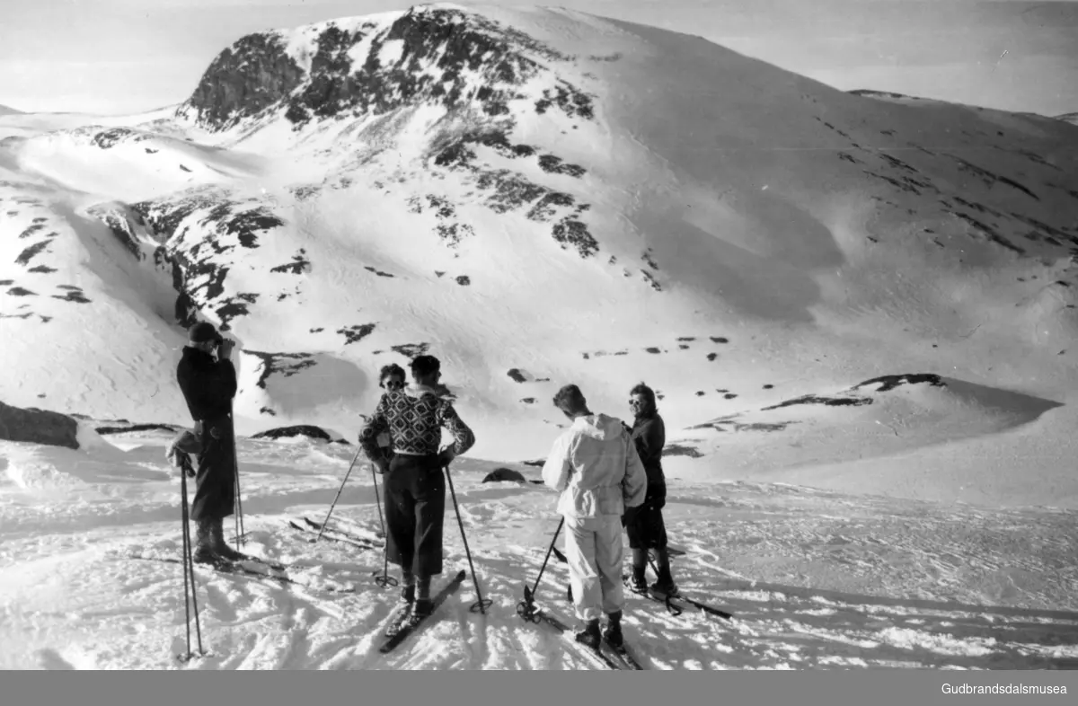 På skitur nær toppen av Vesl-Nystuguhø. Utsikt tvers over Kaldvelldalen mot Kaldvellegga og Kaldvellglupen. Mars 1943.