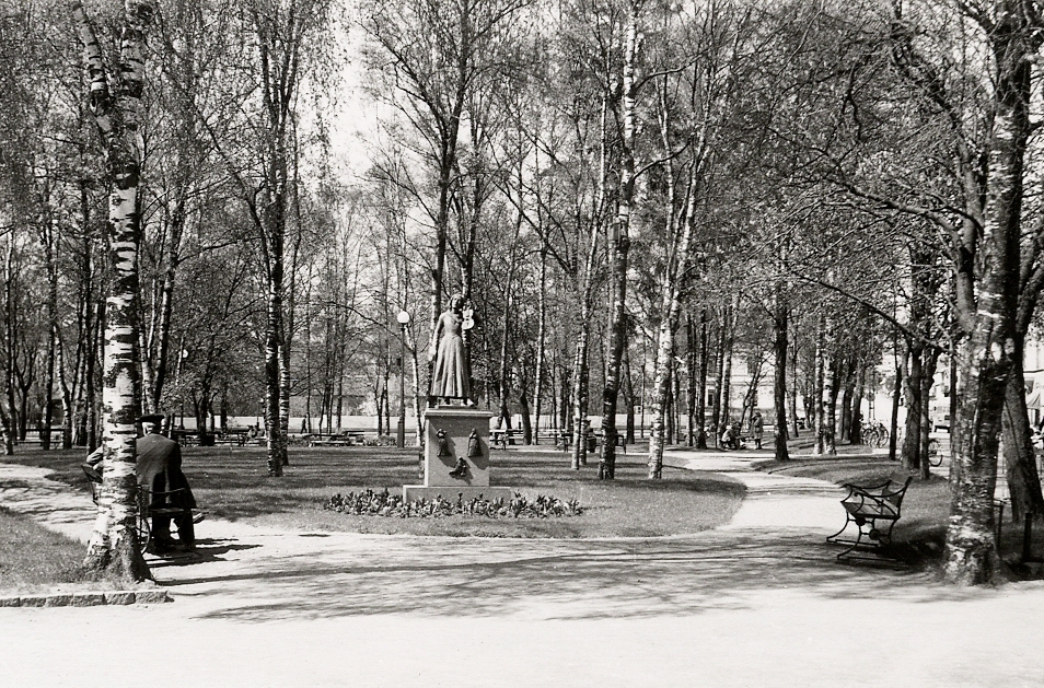 Järnvägsparken med Christina Nilsson-statyn, Ljungby, 1946.