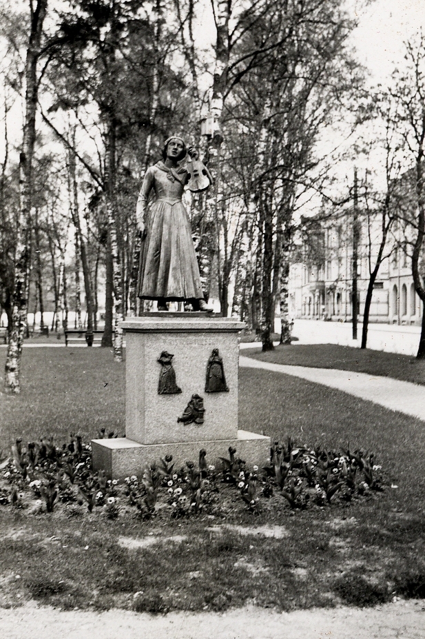Järnvägsparken med Christina Nilsson-statyn, Ljungby,1946. I bakgrunden skymtar Storgatan.