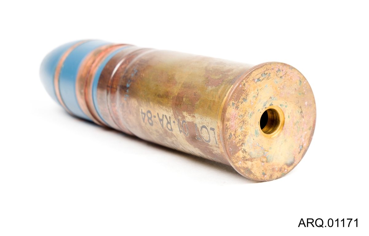 Granat 37 mm IK L/20 brukt som ammunisjon i kanon eller bombe/granat-kaster. Kopperbelagt messinghylse, kopperbelte (2 stk) lenger oppe på prosjektilkroppen. Prosjektilkropp og topp/hette er lakkert blå.