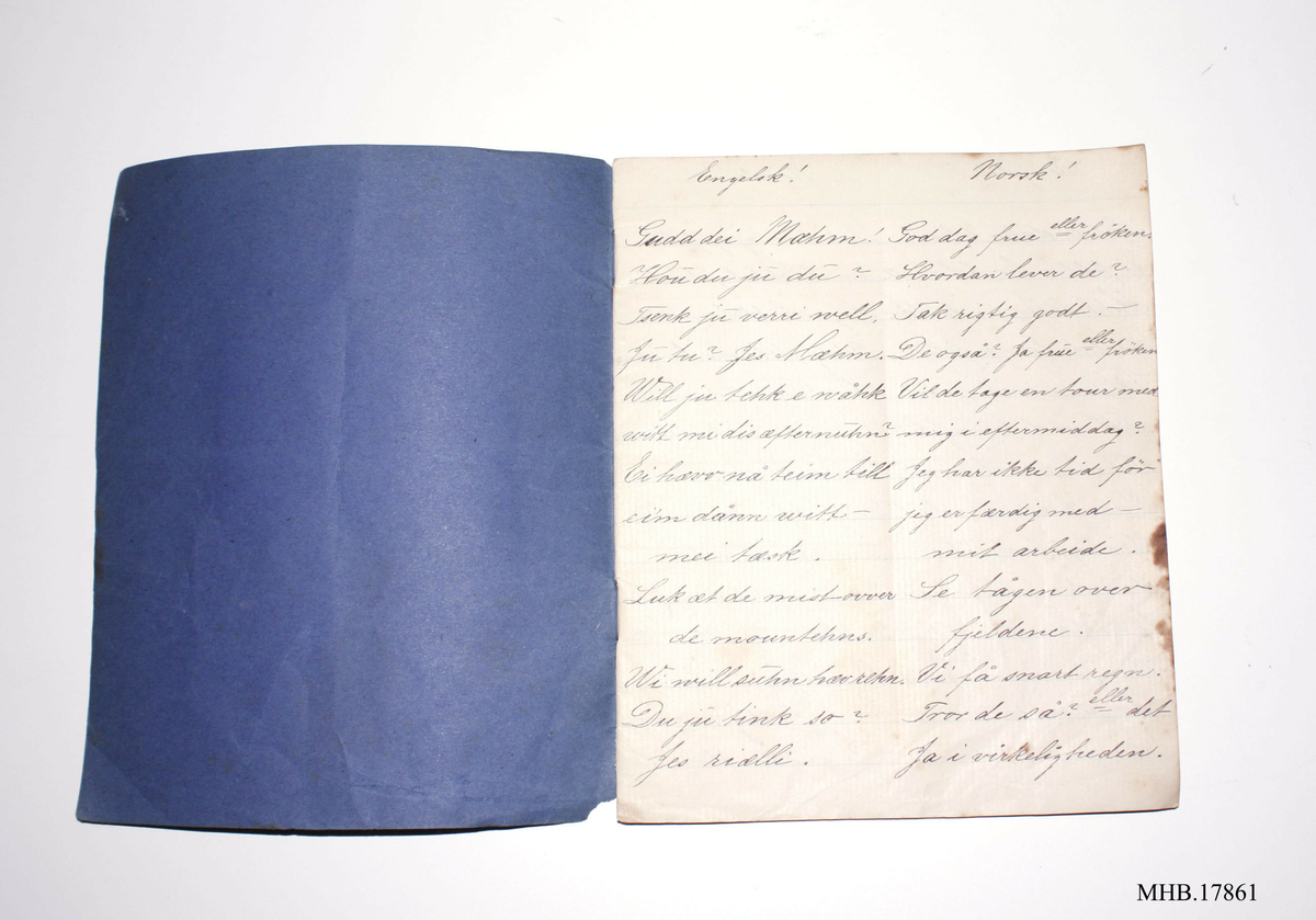 Rektangulær skriveblokk. Begge omslag i blått og hvitt interiørpapir og linjeavstand. 11 sider, 6 av dem håndskrevet med fyllepenn (svart blekk).