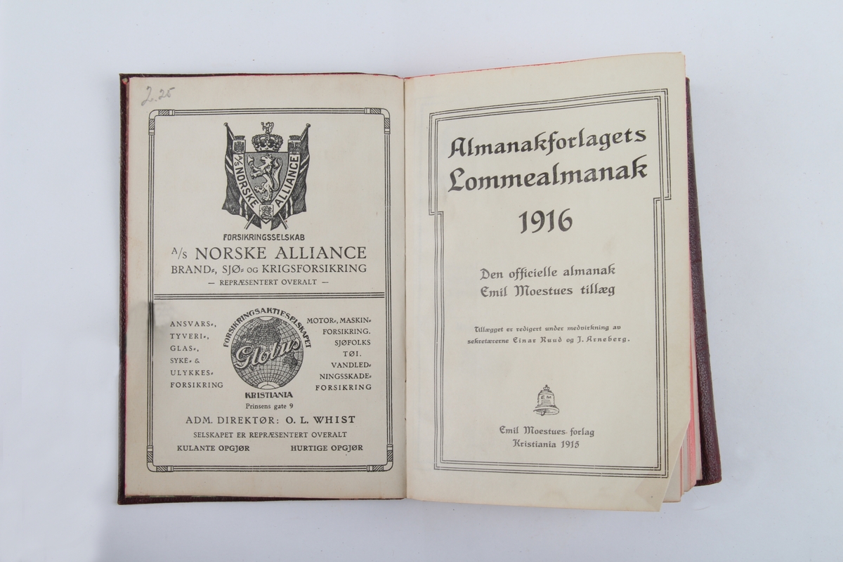 To nesten identiske almanakker, forholdsvis fra 1916 og 1926.