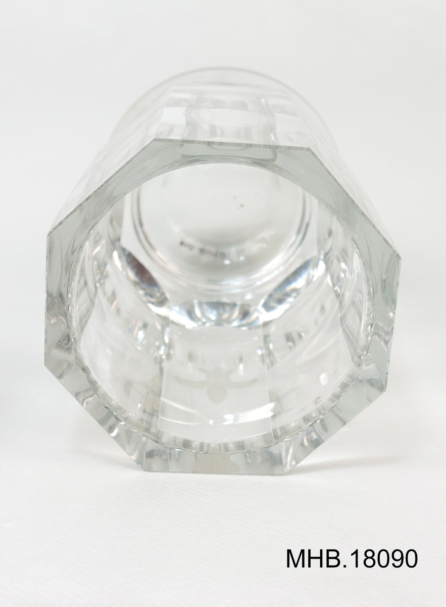Sirkulær glassvase, formet som en oktaeder på utsiden