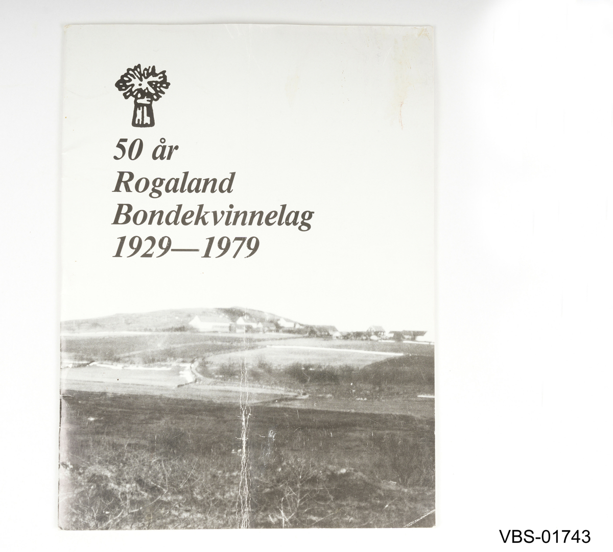 Hefte med 23 sider.
Trykt hefte i anledning feiringen av 50 år av Rogaland Bondekvinnelag 1929-1979.