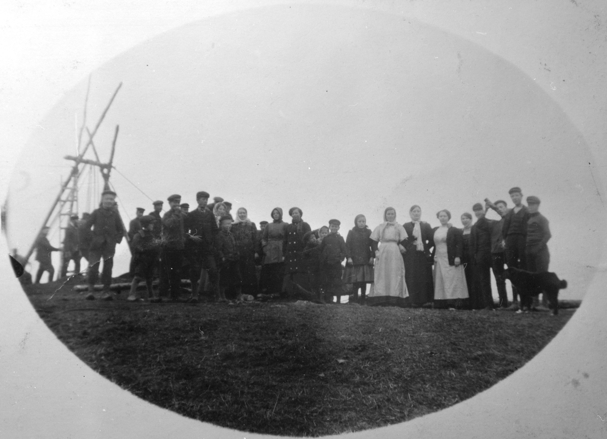 Arbeid med reising av bautasteinen på "Bakkjen" i Utbjoa, 1914.
