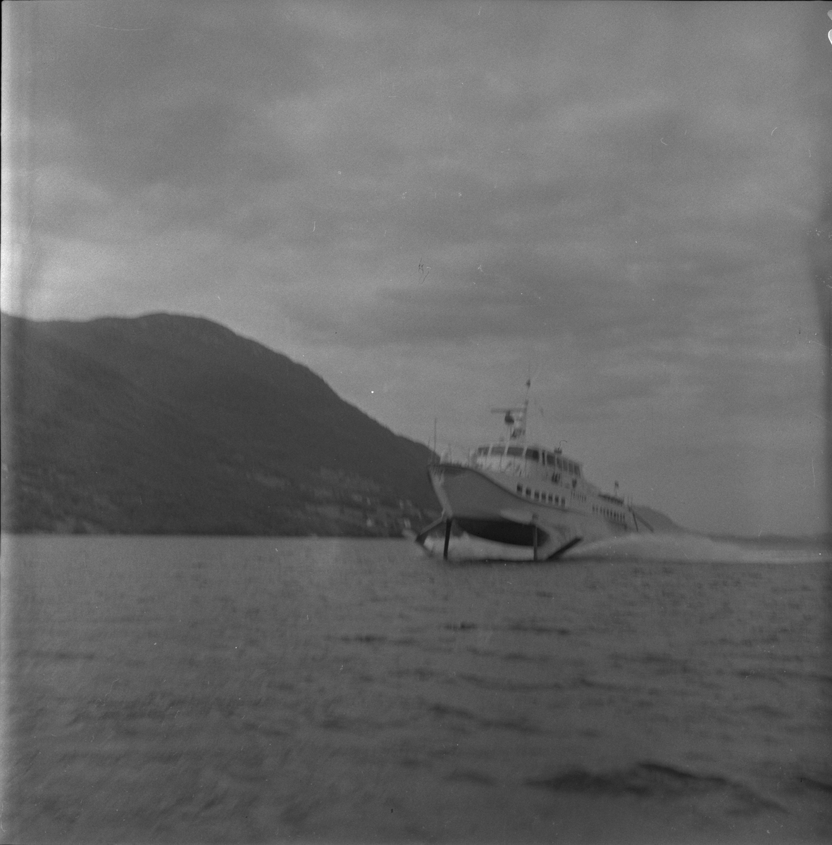 Hydrofoilen på veg mot Ølensjøen, 1978. I bakgrunnen er Vakalandet.