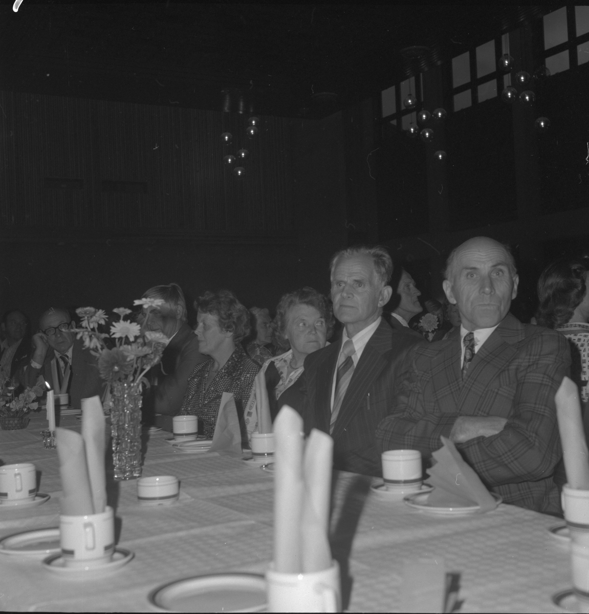 Prostimøte i Samfunnshuset i Ølen, 1980. Frå høgre: Torbjørn Skålnes, Lars Aarekol og Gurine Aarekol.