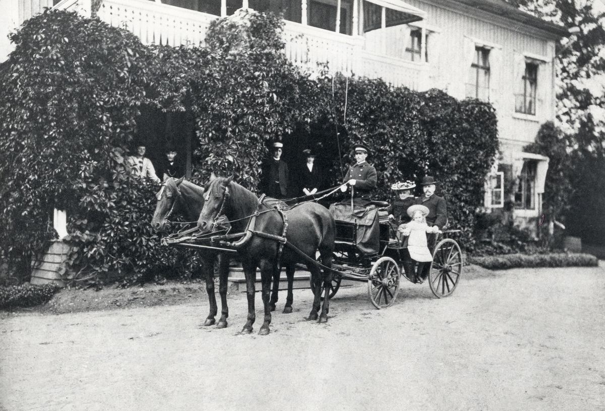 Hästekipage framför Ulriksbergs herrgård, Växjö, ca 1900. 
Häradshövding Montelius med fru och yngsta dotter ska ut och åka. Flera ur den övriga familjen övervakar det hela
från verandan.