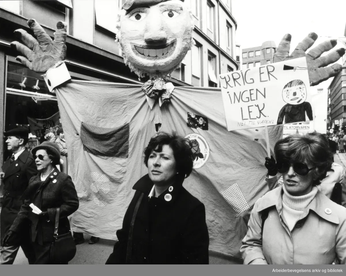 1. mai 1983, Oslo. På plakat: Krig er ingen lek, nei til våpen