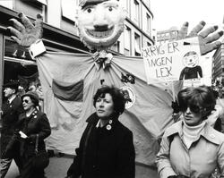 1. mai 1983, Oslo. På plakat: Krig er ingen lek, nei til våp