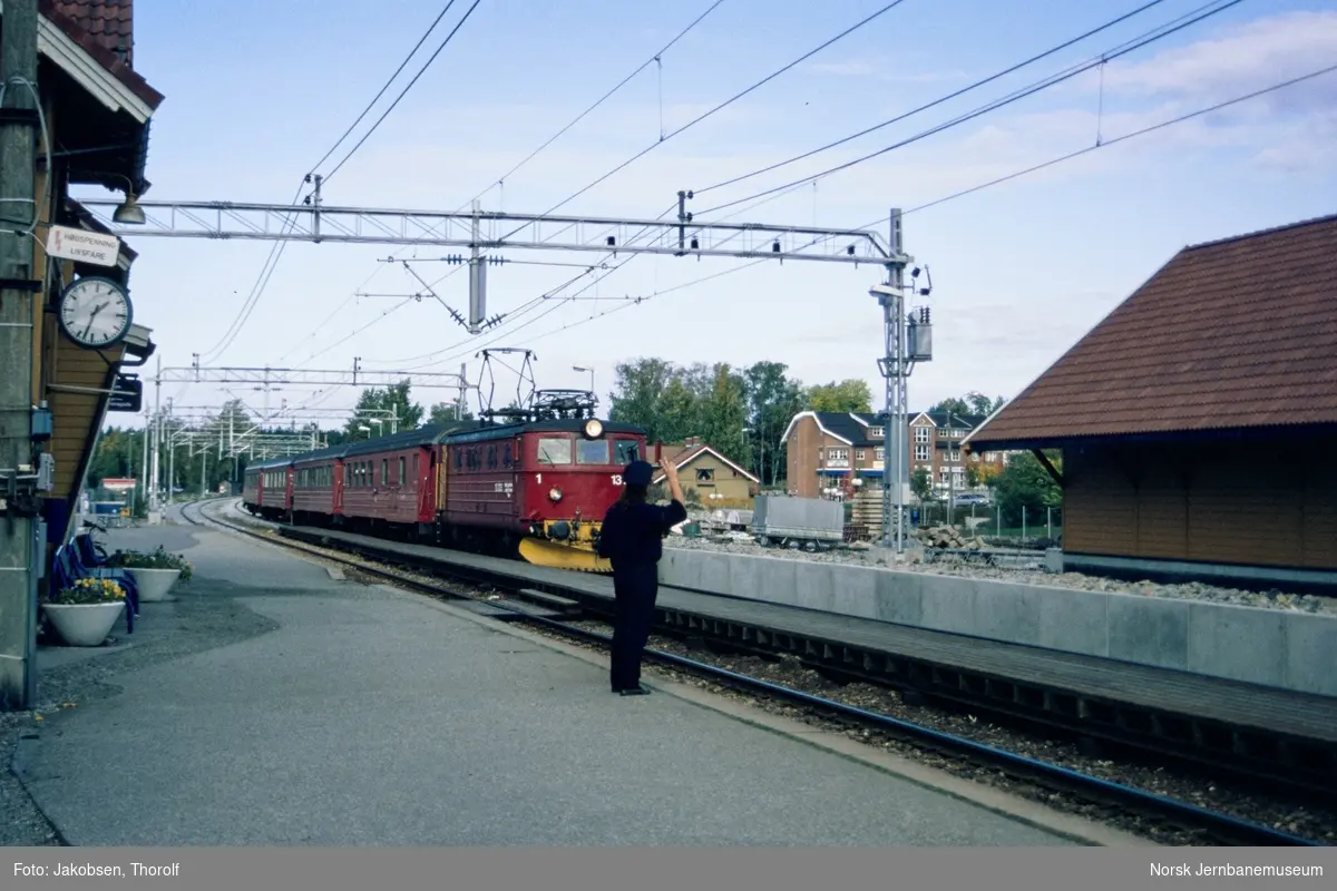 Hurtigtog fra Oslo S til Halden, tog 145 med elektrisk lokomotiv El 13 på Ås stasjon på Østfoldbanen