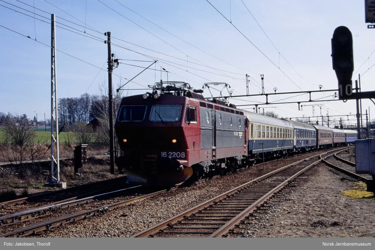 Elektrisk lokomotiv El 16 2208 med persontog fra Hamburg til Oslo S på Råde stasjon på Østfoldbanen