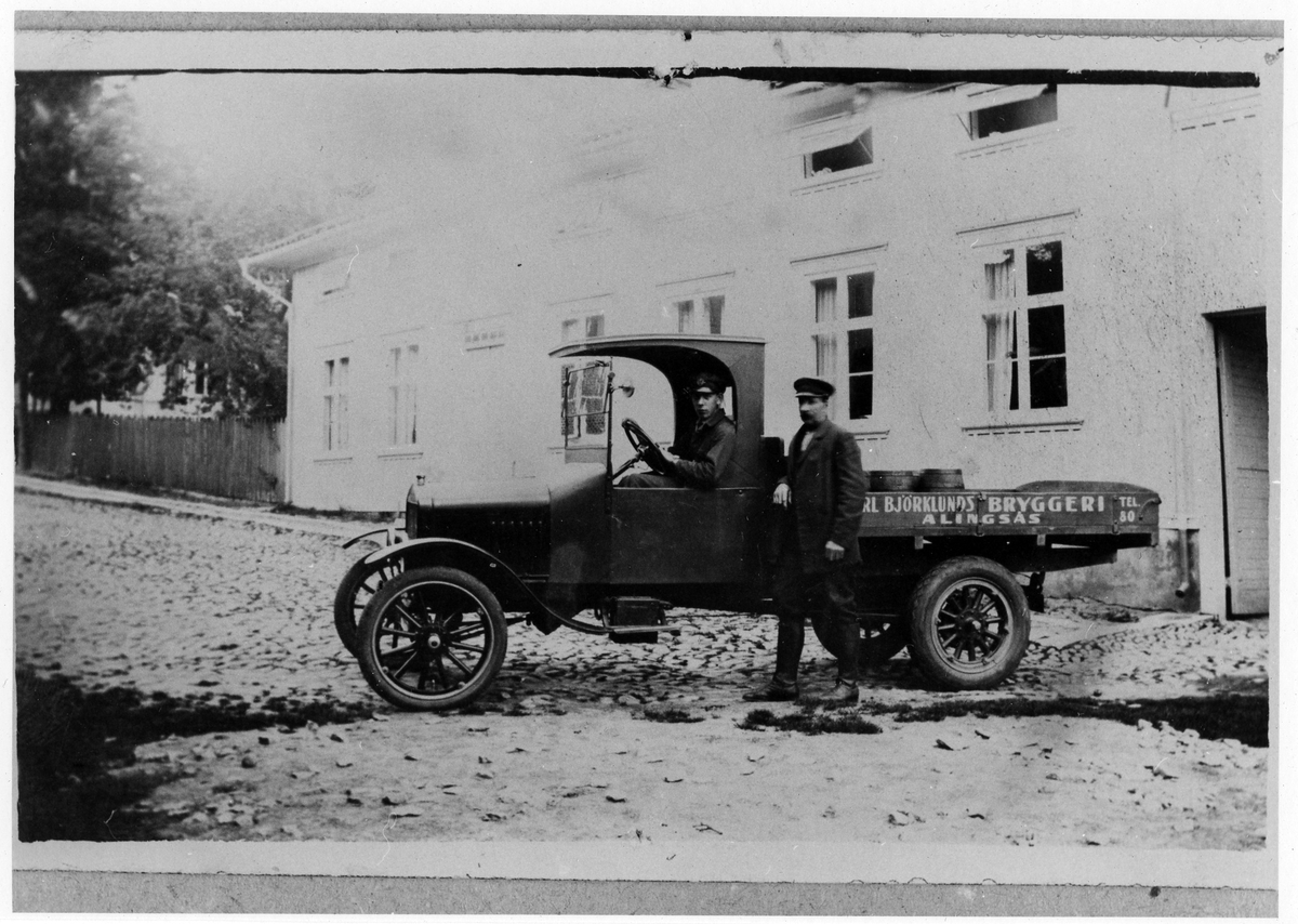 En bild på två män och en lastbil från Carl Björklunds bryggeri. Bilden troligen tagen utanför bryggeriet.